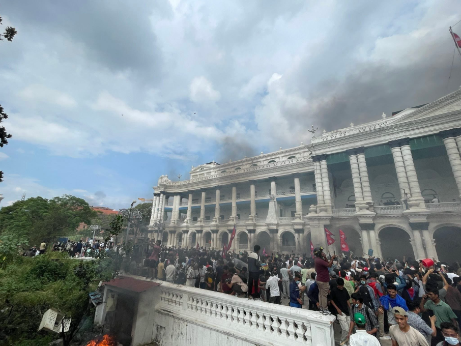 राज्यका तीनवटै अंग आन्दोलनकारीको नियन्त्रणमा